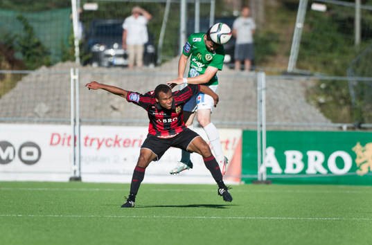 Brommapojkarnas Serge-Junior Martinsson Ngouali i kamp om