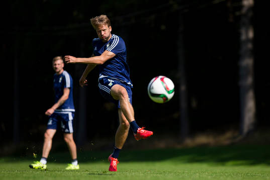 IFK Göteborgs Adam Johansson skjuter ett skott