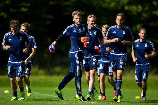 IFK Göteborg värmer upp, målvakt John Alvbåge i mitten,