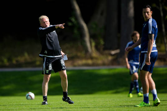 IFK Göteborgs tränare Jörgen Lennartsson instruerar