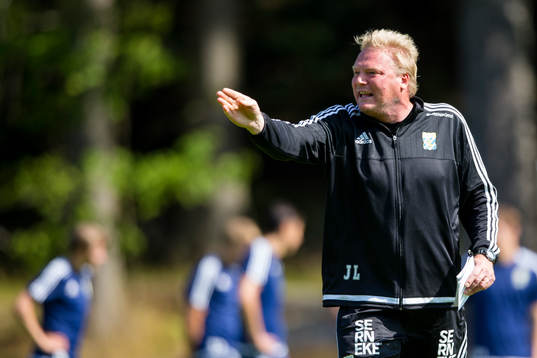 IFK Göteborgs tränare Jörgen Lennartsson instruerar