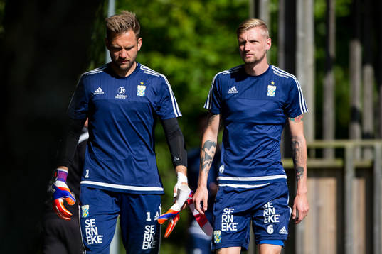 IFK Göteborgs målvakt John Alvbåge och Sebastian Eriksson