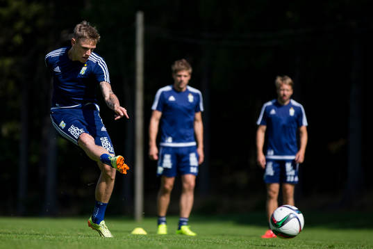 IFK Göteborgs Sören Rieks skjuter ett skott