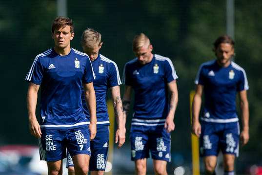 IFK Göteborgs Mads Albaek framför Sören Rieks, Sebastian