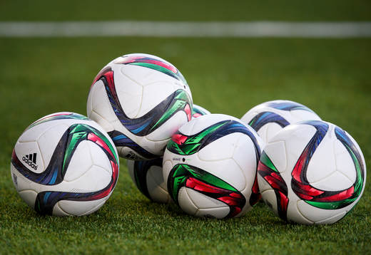 En hög med bollar innan fotbollsmatchen i Allsvenskan