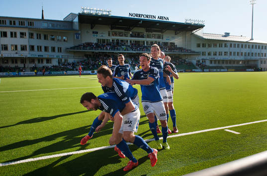Sundsvalls Rúnar Már Sigurjónsson har gjort 1-0 och