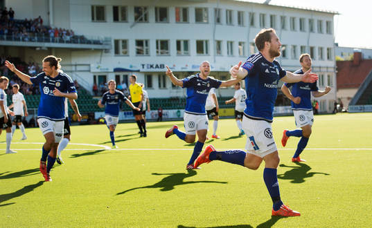 Sundsvalls Rúnar Már Sigurjónsson jublar