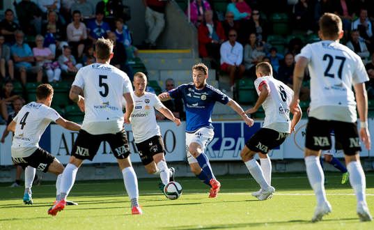 Sundsvalls Rúnar Már Sigurjónsson är ensam mot många