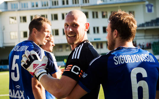 Sundsvalls Jon Gudni Fjoluson, målvakt Tommy Naurin,