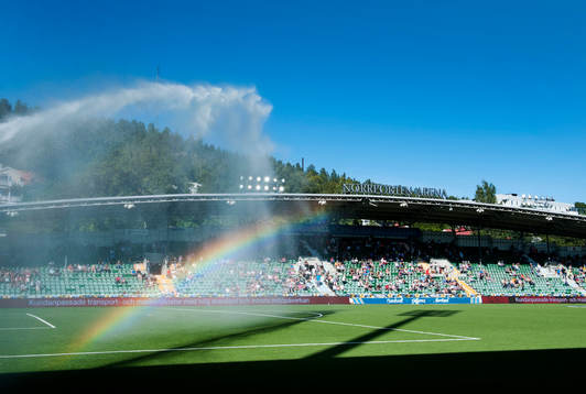 Bevattningen skapar en regnbåge över Norrporten Arena