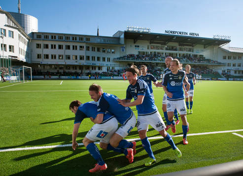 Sundsvalls Rúnar Már Sigurjónsson har gjort 1-0 och