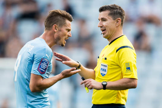 Malmö FFs Markus Rosenberg är irriterade på domare Bojan