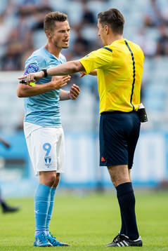Malmö FFs Markus Rosenberg är irriterade på domare Bojan