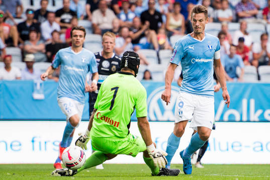 Malmö FFs Markus Rosenberg gör 2-0 bakom Gefles målvakt
