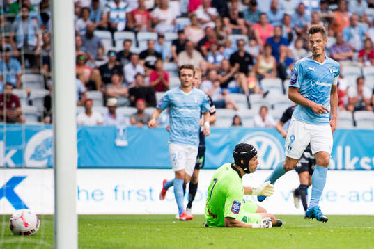 Malmö FFs Markus Rosenberg gör 2-0 bakom Gefles målvakt