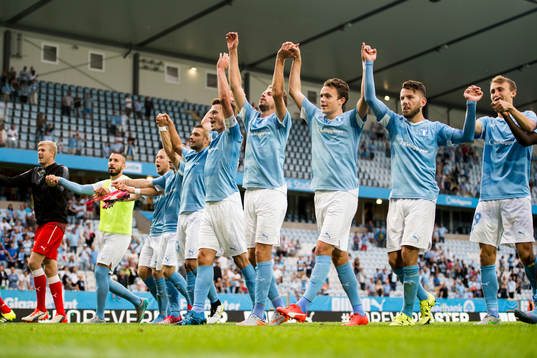 Malmö FFs spelare jublar mot publiken