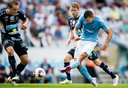 Malmö FFs Nikola Djurjic testar skott framför Gefles Jens