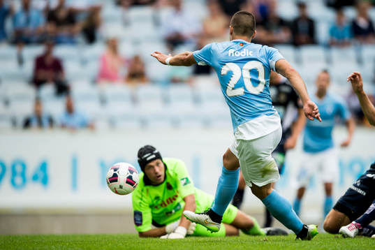 Malmö FFs Vladimir Rodic gör 1-0