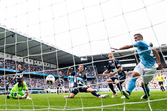 Malmö FFs Vladimir Rodic (th) gör 1-0