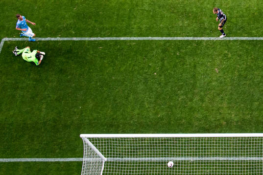 Malmö FFs Markus Rosenberg gör 2-0 bakom Gefles målvakt