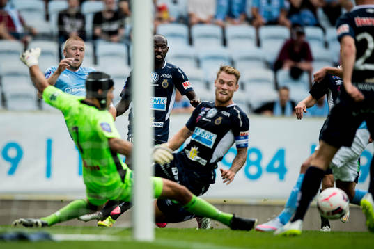 Malmö FFs Anton Tinnerholm spelar in bollen förbi Gefles