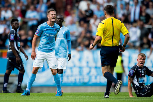 Malmö FFs Markus Rosenberg är irriterade på domare Bojan