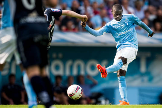 Malmö FFs Enock Kofi Adu testar skott
