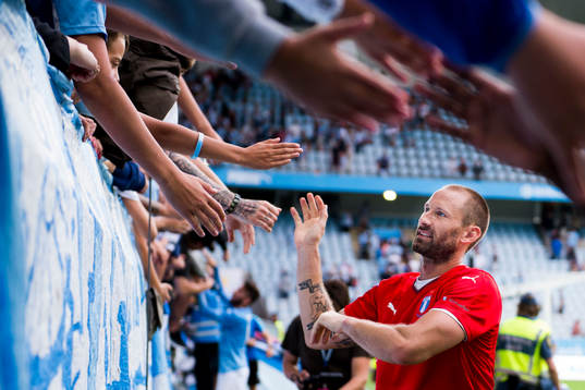 Malmö FFs målvakt Johan Wiland tackar publiken