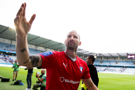 Malmö FFs målvakt Johan Wiland tackar publiken