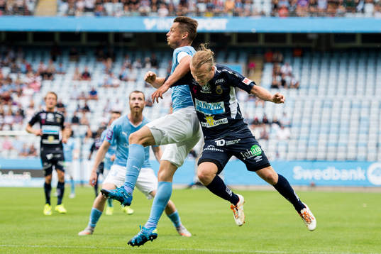 Malmö FFs Markus Rosenberg träffar Gefles Jesper Florén