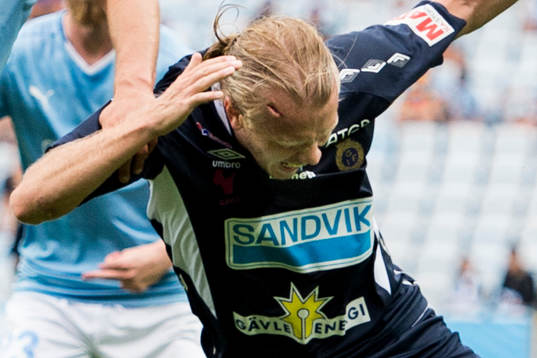 Malmö FFs Markus Rosenberg träffar Gefles Jesper Florén