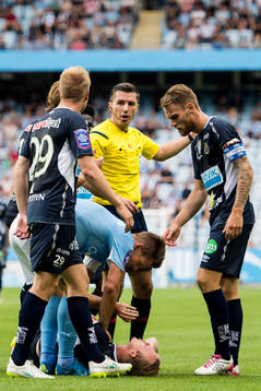 Malmö FFs Markus Rosenberg kollar hur läget är med