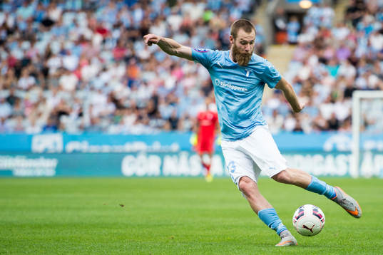 Malmö FFs Jo Inge Berget testar skott