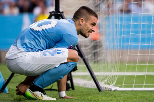 Malmö FFs Vladimir Rodic tar sig för sin häl och har ont