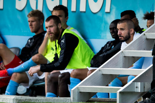 Malmö FFs Guillermo Molins (th) på bänken
