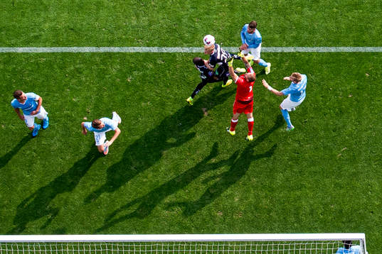 Oroligt framför Malmö FFs målvakt Johan Wiland