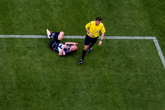 Gefles Jesper Florén ligger skadad och blöder från