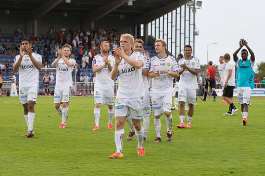 GAIS spelare jublar och tackar fansen