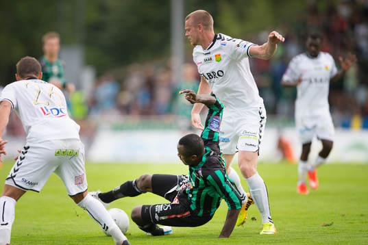 Varbergs Nsima Peter (ligger på marken) och GAIS Björn
