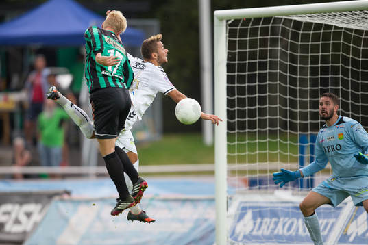 Varbergs Mats Andre Kaland (med ryggen i bild) och GAIS