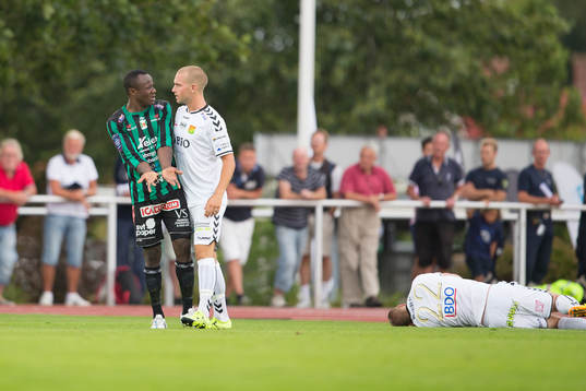 Varbergs Nsima Peter och GAIS Sebastian Starke Hedlund