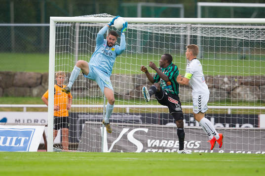 GAIS målvakt Tommi Vaiho räddar en boll