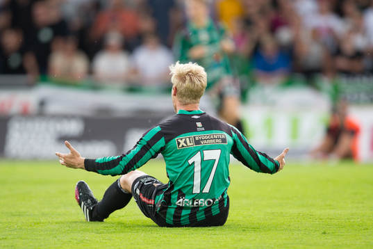 Varbergs Mats Andre Kaland sitter på marken och visar sitt