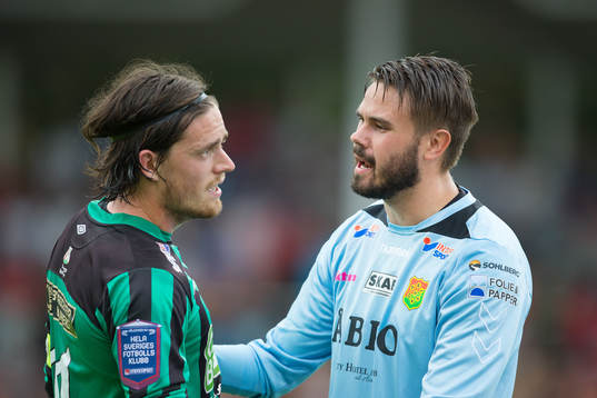 Varbergs Robin Tranberg i diskussion med GAIS målvakt