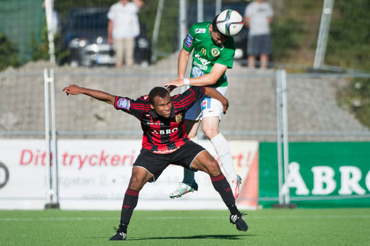 Brommapojkarnas Serge-Junior Martinsson Ngouali i kamp om