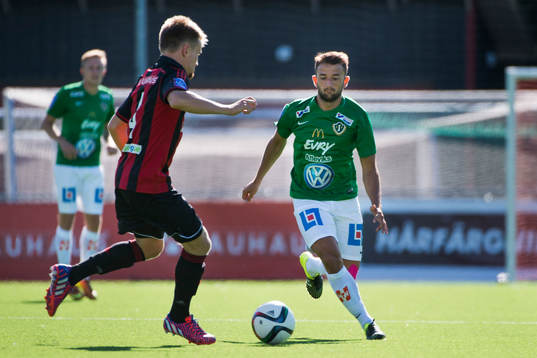 Jönköping Södras Robert Gojani påväg mot
