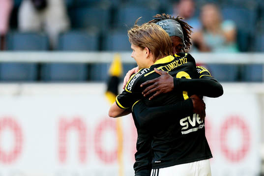 s Johan Blomberg och Mohamed Bangura jublar