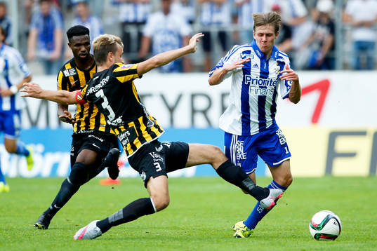Häckens Jasmin Sudic fäller IFK Göteborgs Riku Riski och