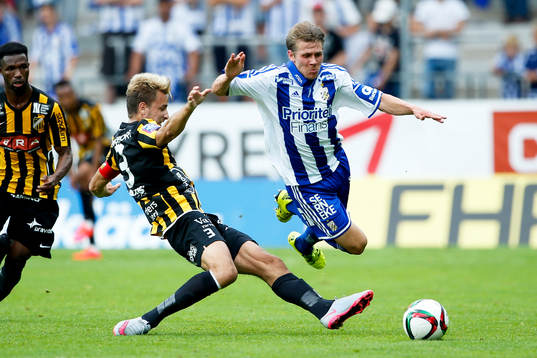 Häckens Jasmin Sudic fäller IFK Göteborgs Riku Riski och