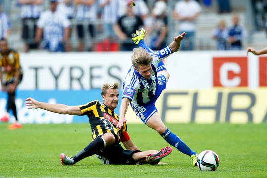 Häckens Jasmin Sudic fäller IFK Göteborgs Riku Riski och
